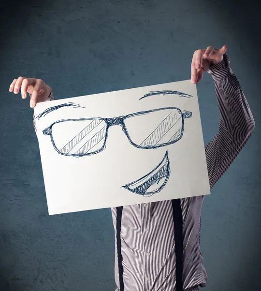 Geschäftsmann hält ein Papier mit Smiley-Gesicht vor seinen Kopf — Stockfoto