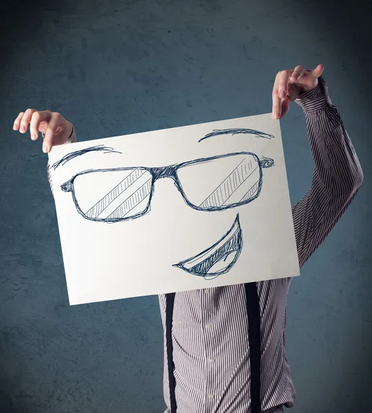 Uomo d'affari in possesso di un foglio con la faccia sorridente di fronte alla sua hea — Foto Stock