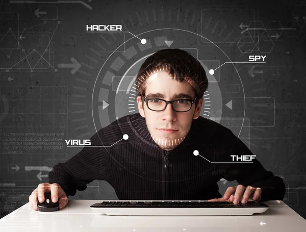 Joven hacker en el medio ambiente futurista hacking personal informati —  Fotos de Stock