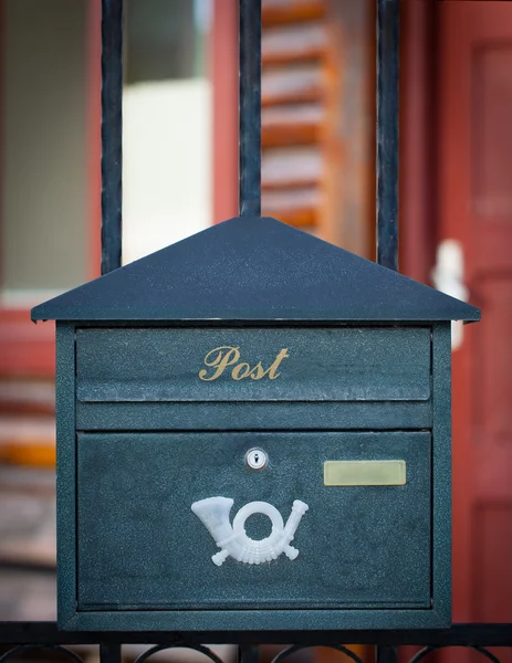 Fermeture d'une boîte aux lettres dans la rue — Photo