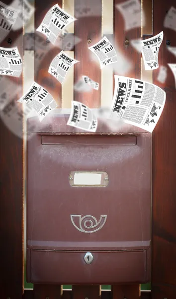 Почтовый ящик с ежедневными газетами — стоковое фото