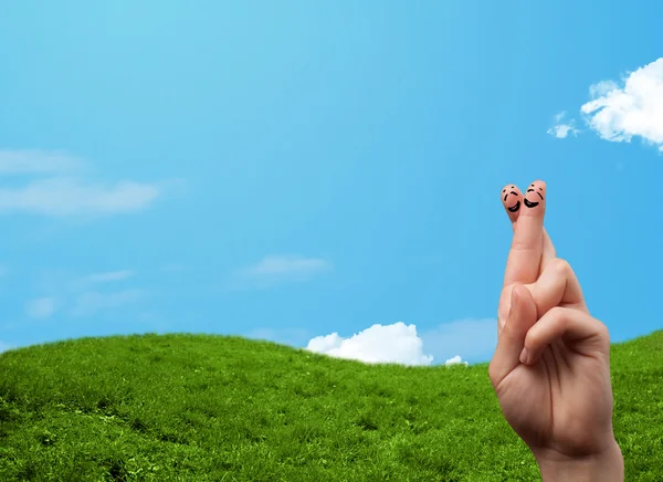 Vrolijke vingerglimlachen met landschap op de achtergrond — Stockfoto