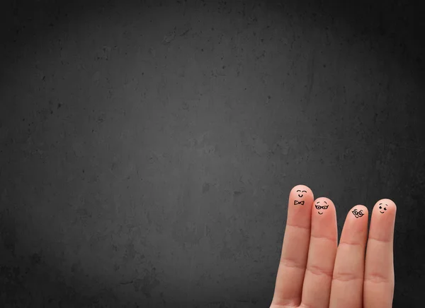 Happy vinger glimlacht met lege kopieerruimte donkere achtergrond — Stockfoto