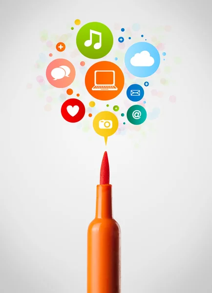 Felt pen close-up with social network icons — Stock Photo, Image