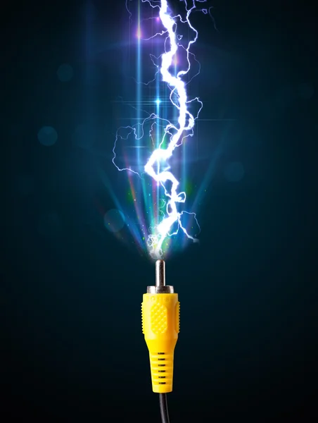 Câble électrique avec éclair électrique lumineux — Photo
