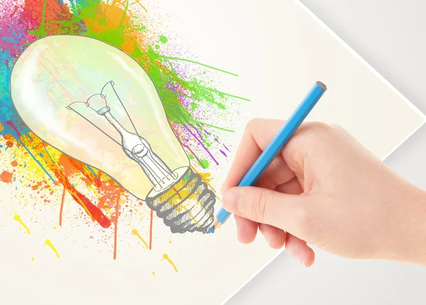 Disegno a mano su carta una lampadina a spruzzo colorata — Foto Stock