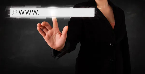 Junge Frau berührt Web-Browser-Adressleiste mit www sig — Stockbild Junge Geschäftsfrau berührt Web-Browser-Adressleiste mit www si — Stockfoto