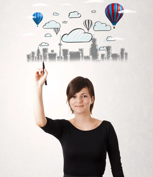 Hübsche Frau skizziert Stadtbild mit bunten Luftballons — Stockfoto