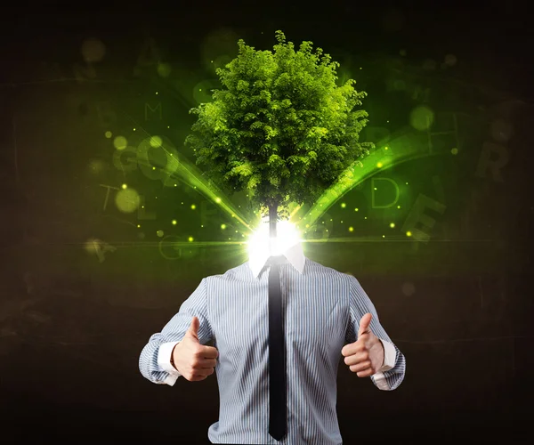 Homme avec tête d'arbre vert concept — Photo