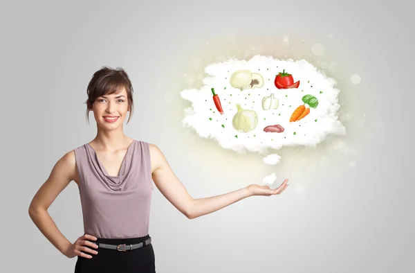 Jolie femme présentant un nuage de légumes nutritifs sains — Photo