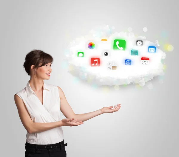 Jonge vrouw presenteren wolk met kleurrijke app pictogrammen en symbolen — Stockfoto