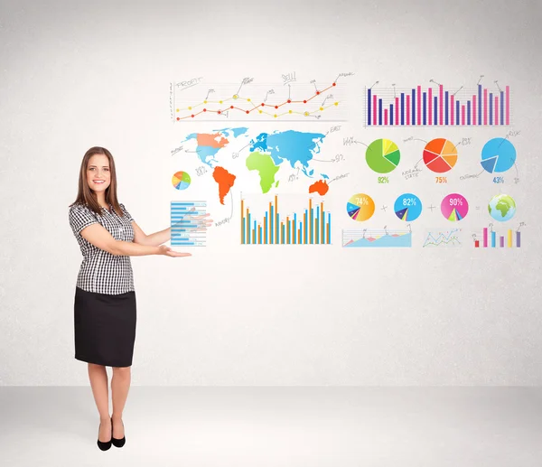 Mujer de negocios con gráficos y gráficos de colores — Foto de Stock