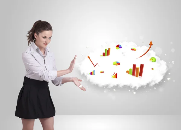 Ung kvinna presenterar moln med grafer och diagram — Stockfoto