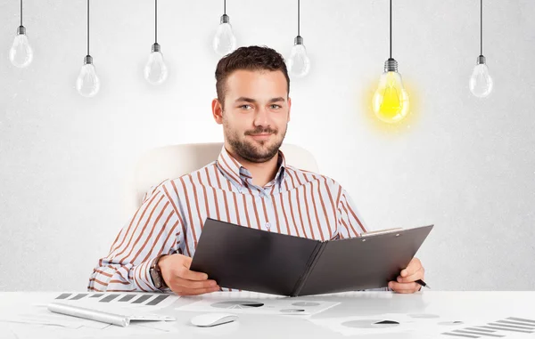 Hombre de negocios sentado en la mesa con bombillas idea — Foto de Stock