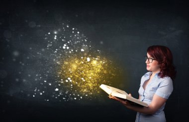 Genç Bayan büyülü kitap okuma