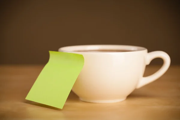 Nota post-it vacía pegada en la taza — Foto de Stock