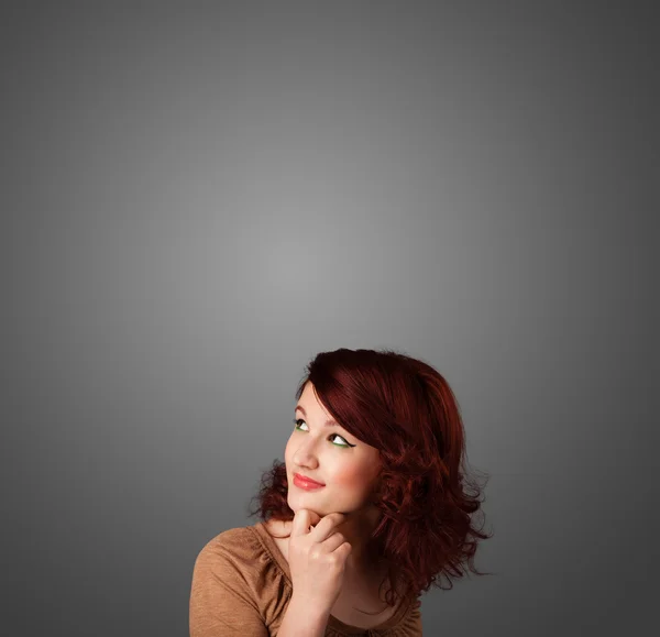 Nachdenkliche junge Frau gestikuliert mit Kopierraum — Stockfoto