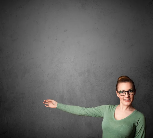 Frau gestikuliert mit Kopierraum — Stockfoto