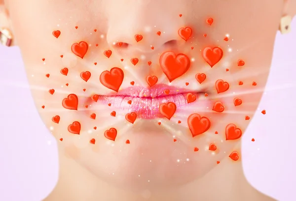 Красивая леди губы с прекрасными красными сердцами — стоковое фото
