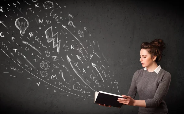 Jonge vrouw die een boek leest — Stockfoto