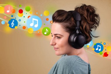 Kulaklıkla müzik dinleyen genç bir kadın.