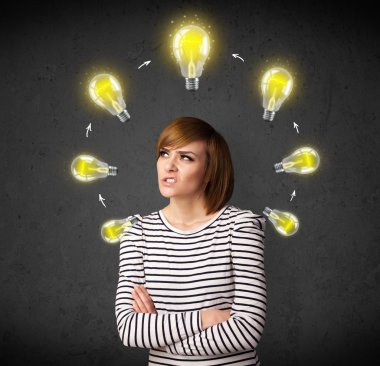 genç kadın başının etrafında dolaşım ampul ile düşünme