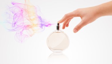Kadın elleri parfüm sıkıyor.