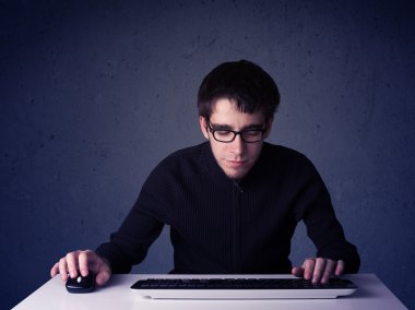 Hacker mavi arkaplanda klavye ile çalışıyor