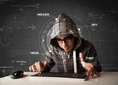 Genç hacker fütüristik ortamda kişisel bilgilere hacking