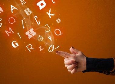 Silah şeklinde ellerden gelen mektuplar.