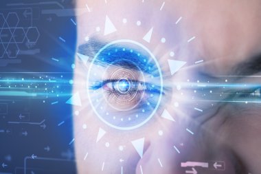 Siber teknoloji gözü mavi iris bakarak adam