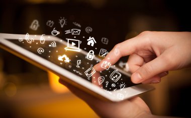 Tablet bilgisayarı üzerinde parmak işareti, sosyal medya kavramı