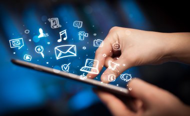 Tablet bilgisayarı üzerinde parmak işareti, sosyal medya kavramı