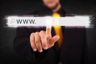 Genç işadamı www işareti ile web tarayıcı adres çubuğuna dokunuyor