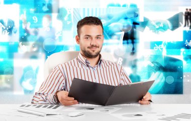 Arka planda modern teknoloji görüntüleri olan bir iş adamı.