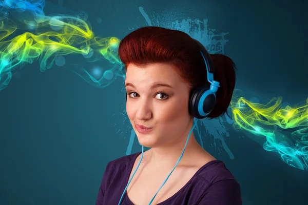 Молода жінка слухає музику з навушниками — стокове фото
