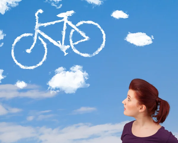 Meisje kijkend naar fiets wolken op blauwe hemel — Stockfoto