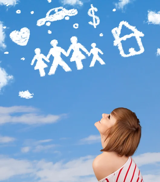 Jong meisje dagdromen met familie en huishoudelijke wolken — Stockfoto