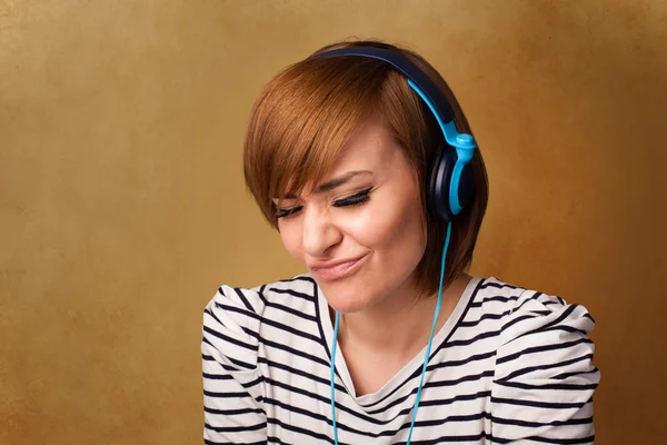 Mujer joven con auriculares escuchando música con espacio para copiar — Foto de Stock