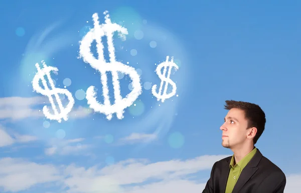 Businesman indicando le nuvole di segno del dollaro sul cielo blu — Foto Stock