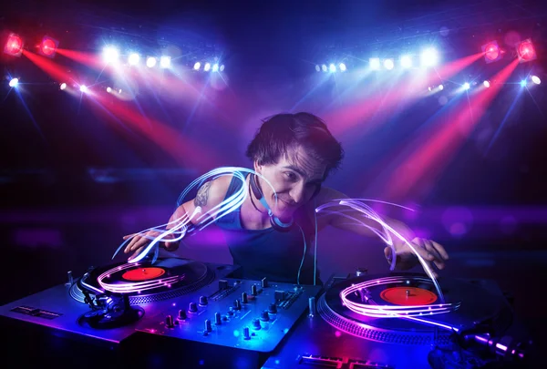 Disc jockey jouant de la musique avec des effets de faisceau lumineux sur scène — Photo