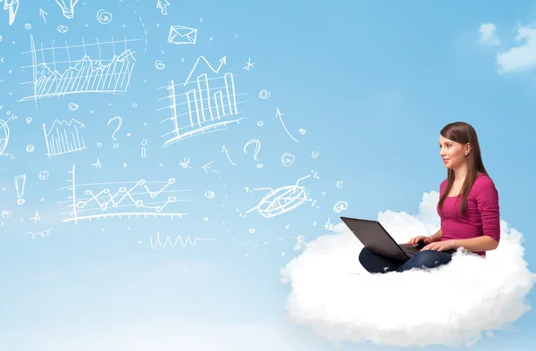 Mujer joven sentada en la nube con portátil — Foto de Stock