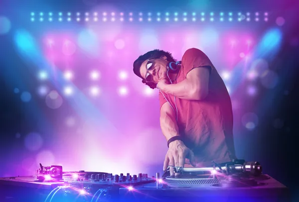 Discjockey mischt Musik auf Plattentellern auf der Bühne mit Licht und — Stockfoto