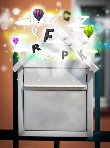 Почтовый ящик с красочными буквами — стоковое фото