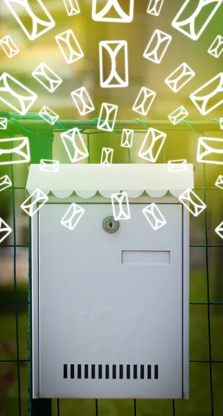 輝く緑の背景に文字のアイコンとメールボックス — ストック写真