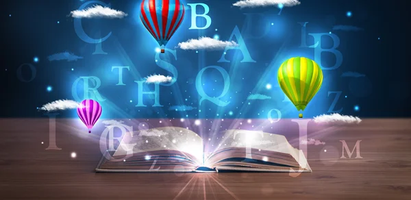 Открытая книга с светящимися фантазиями абстрактных облаков и воздушных шаров — стоковое фото