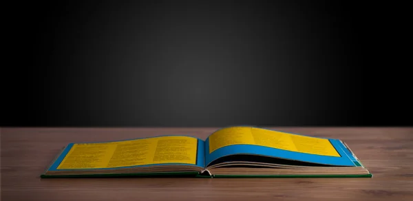 Buch aufschlagen auf Holzdeck — Stockfoto