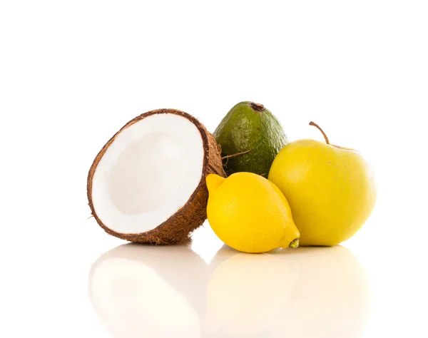 Frutas frescas tropicales saludables sobre fondo blanco — Foto de Stock