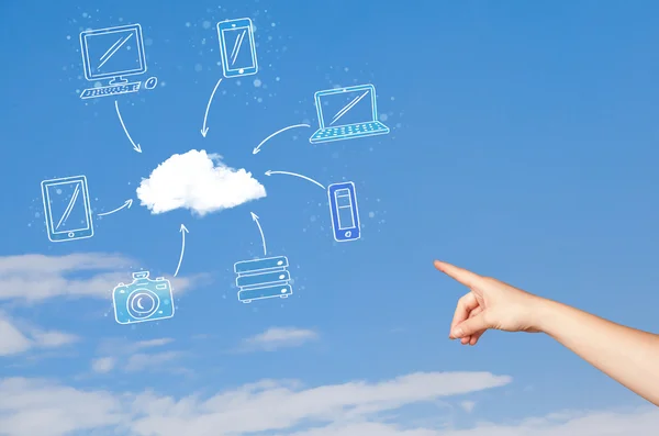 Hand syftar på cloud computing concept på blå himmel — Stockfoto