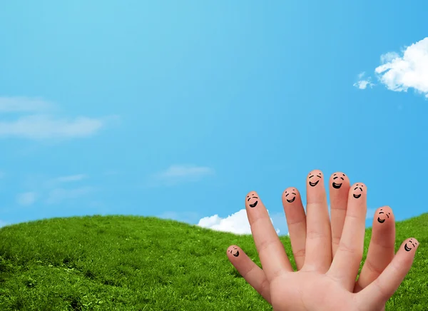 Vrolijke vingerglimlachen met landschap op de achtergrond — Stockfoto